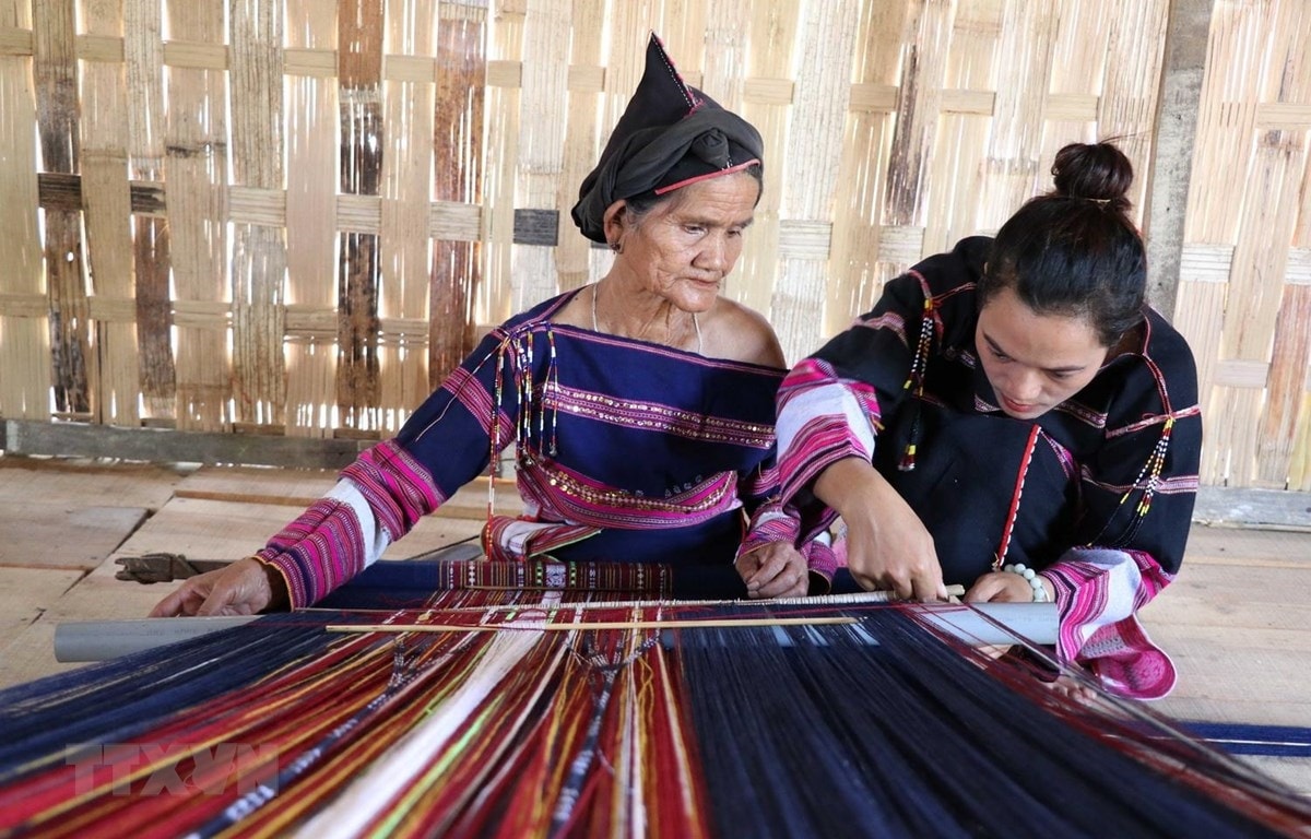 Phụ nữ Ba Na dệt vải