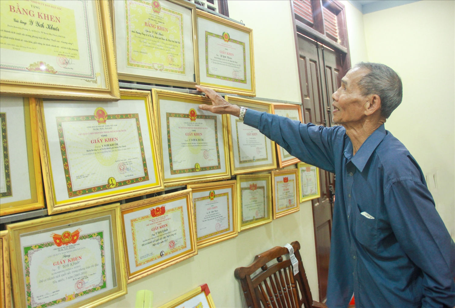 40 năm tham gia công tác xã hội, già Y Yơh Kbuôr đã nhận được nhiều Bằng khen, giấy khen từ Trung ương đến địa phương trao tặng                      ương đến cơ sở