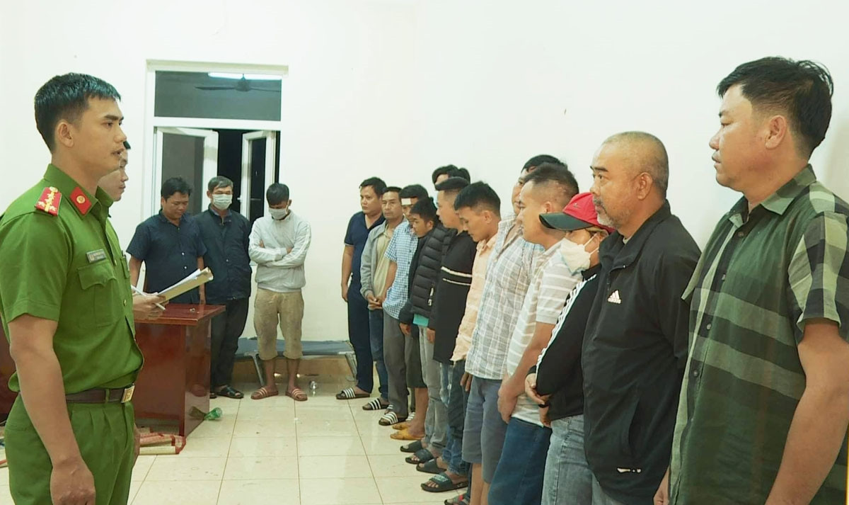 Nhiều đối tượng trong đường dây đánh bạc bị lực lượng Công an tạm giữ để điều tra
