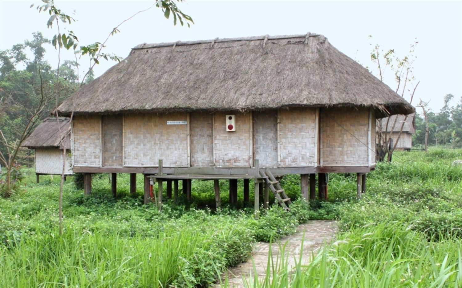 Nhà ở của đồng bào Bru - Vân Kiều