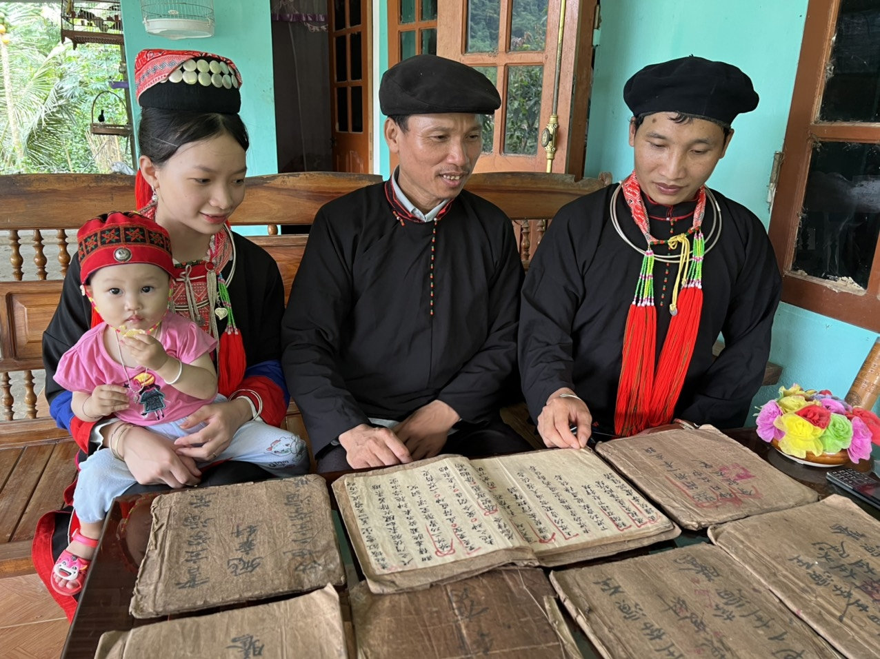 Ông Bình trao truyền chữ Nôm Dao cho các học trò