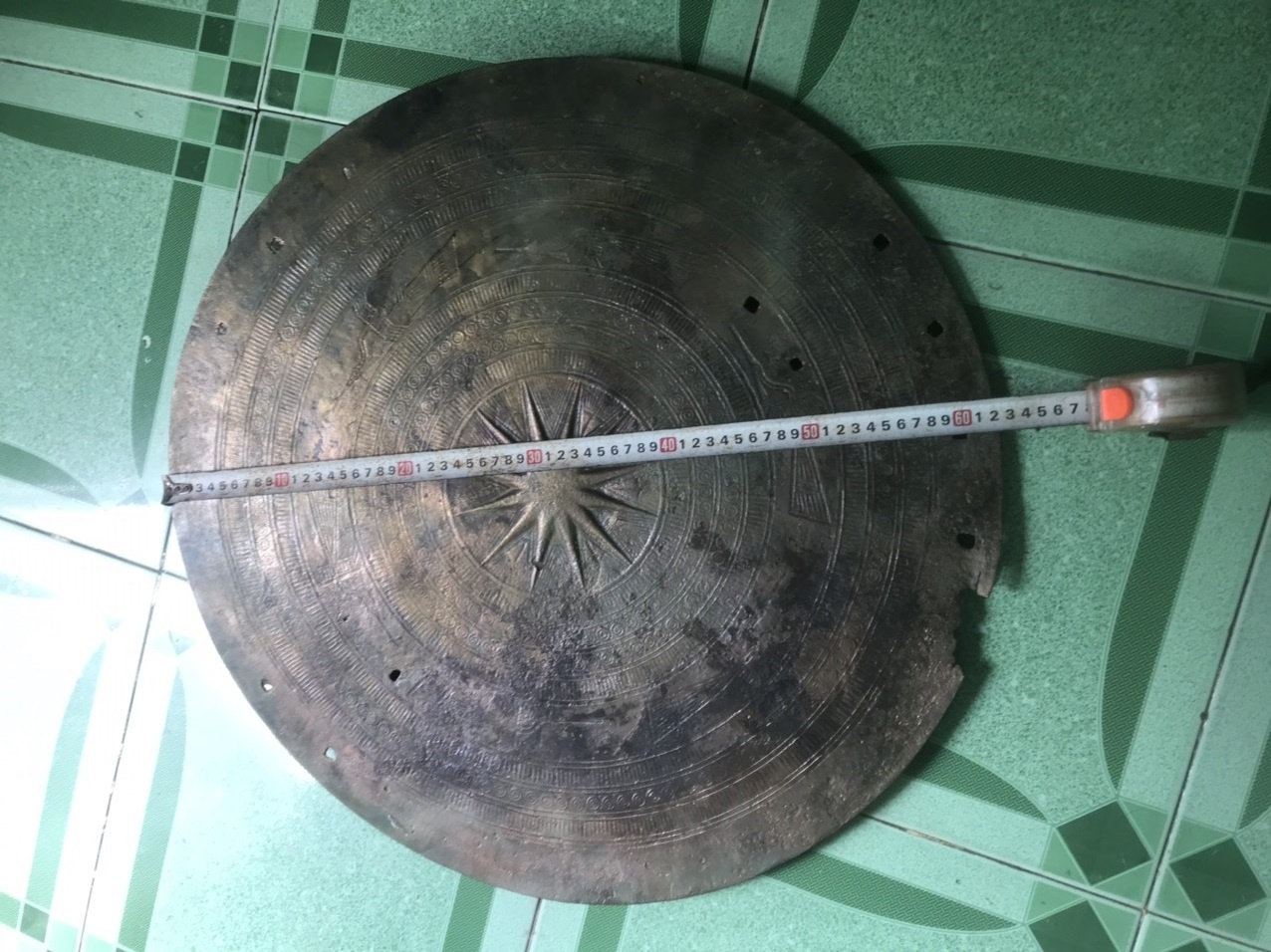 Phát hiện mặt trống đồng Đông Sơn dưới sông Hậu 