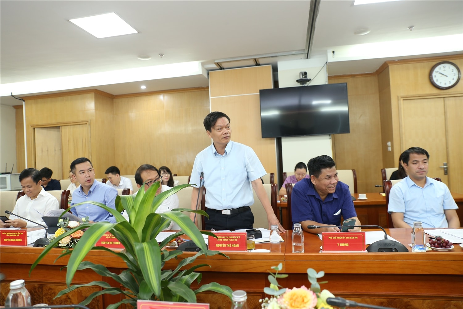 Thứ trưởng , Phó Chủ nhiệm UBDT Y Thông (người thứ hai từ phải qua trái) tham dự cuộc họp Thứ trưởng , Phó Chủ nhiệm UBDT Y Thông (người thứ hai từ phải qua trái) tham dự cuộc họp