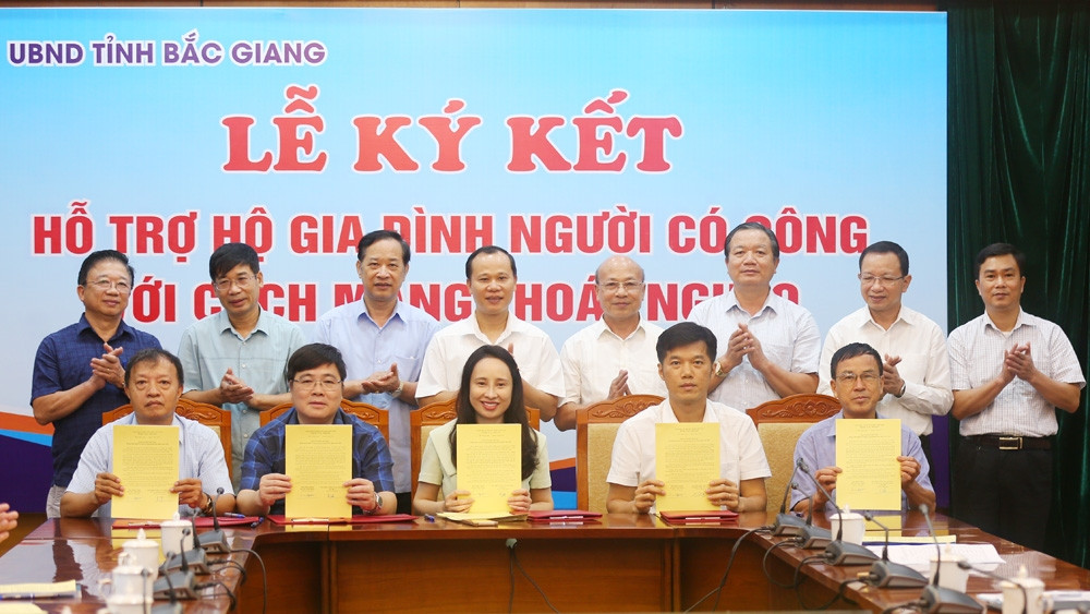 Bắc Giang: Lễ ký kết hỗ trợ hộ gia đình người có công với cách mạng thoát nghèo năm 2022 