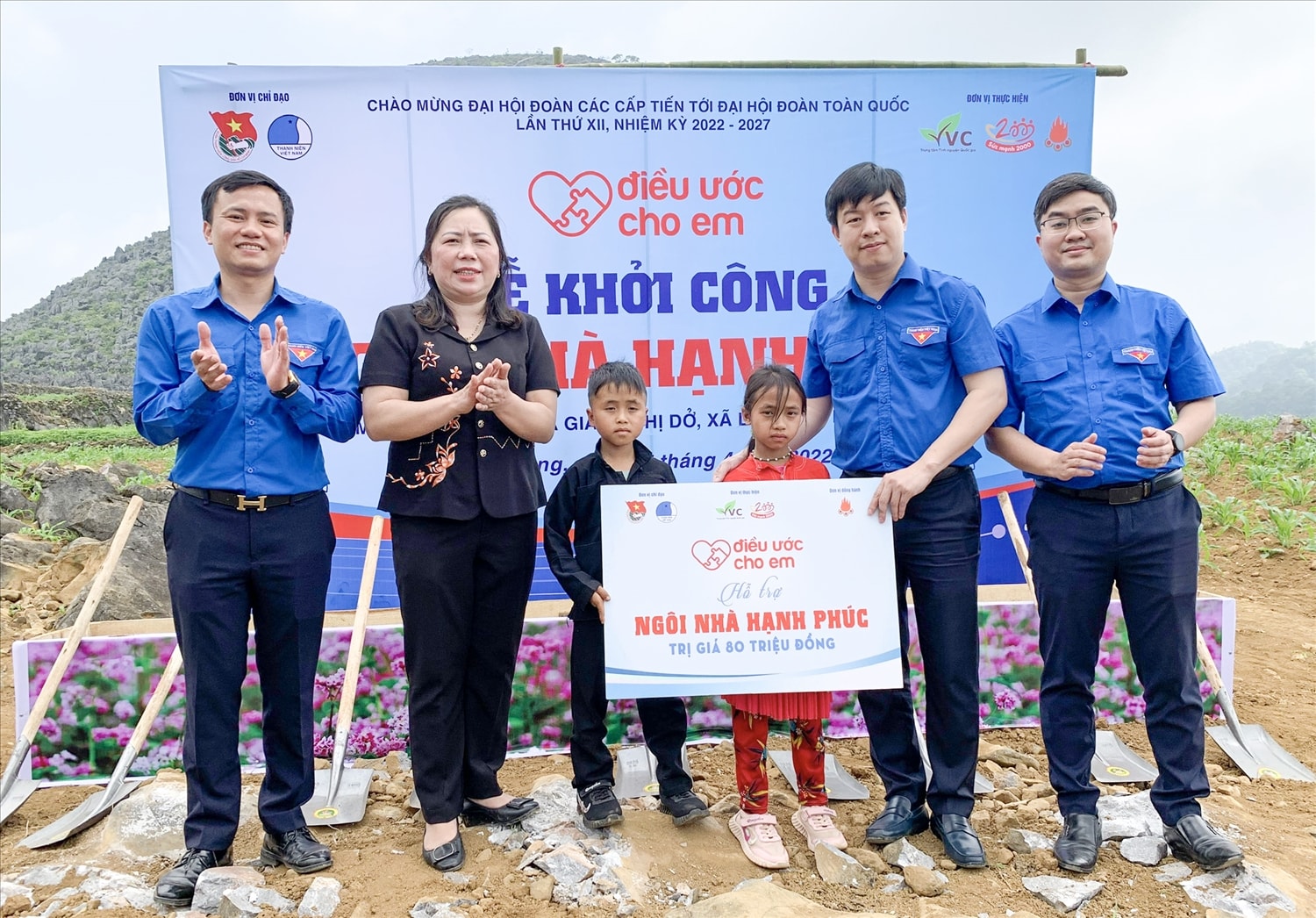 Lễ khởi công xây dựng ngôi nhà hạnh phúc cho hai anh em sinh đôi mồ côi cả cha lẫn mẹ Giàng Mí Sính và Giàng Thị Dở (sinh ngày 07/09/2013), tại thôn Lũng Lừ A, xã Lũng Pù, huyện Mèo Vạc Lễ khởi công xây dựng ngôi nhà hạnh phúc cho hai anh em sinh đôi mồ côi cả cha lẫn mẹ Giàng Mí Sính và Giàng Thị Dở (sinh ngày 07/09/2013), tại thôn Lũng Lừ A, xã Lũng Pù, huyện Mèo Vạc