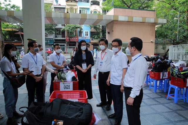 Phó Thủ tướng Vũ Đức Đam nghe lãnh đạo Bộ GD&ĐT, TP. Hà Nội, quận Cầu Giấy báo cáo công tác tổ chức kỳ thi THPT năm 2022 - Ảnh: VGP/Đình Nam