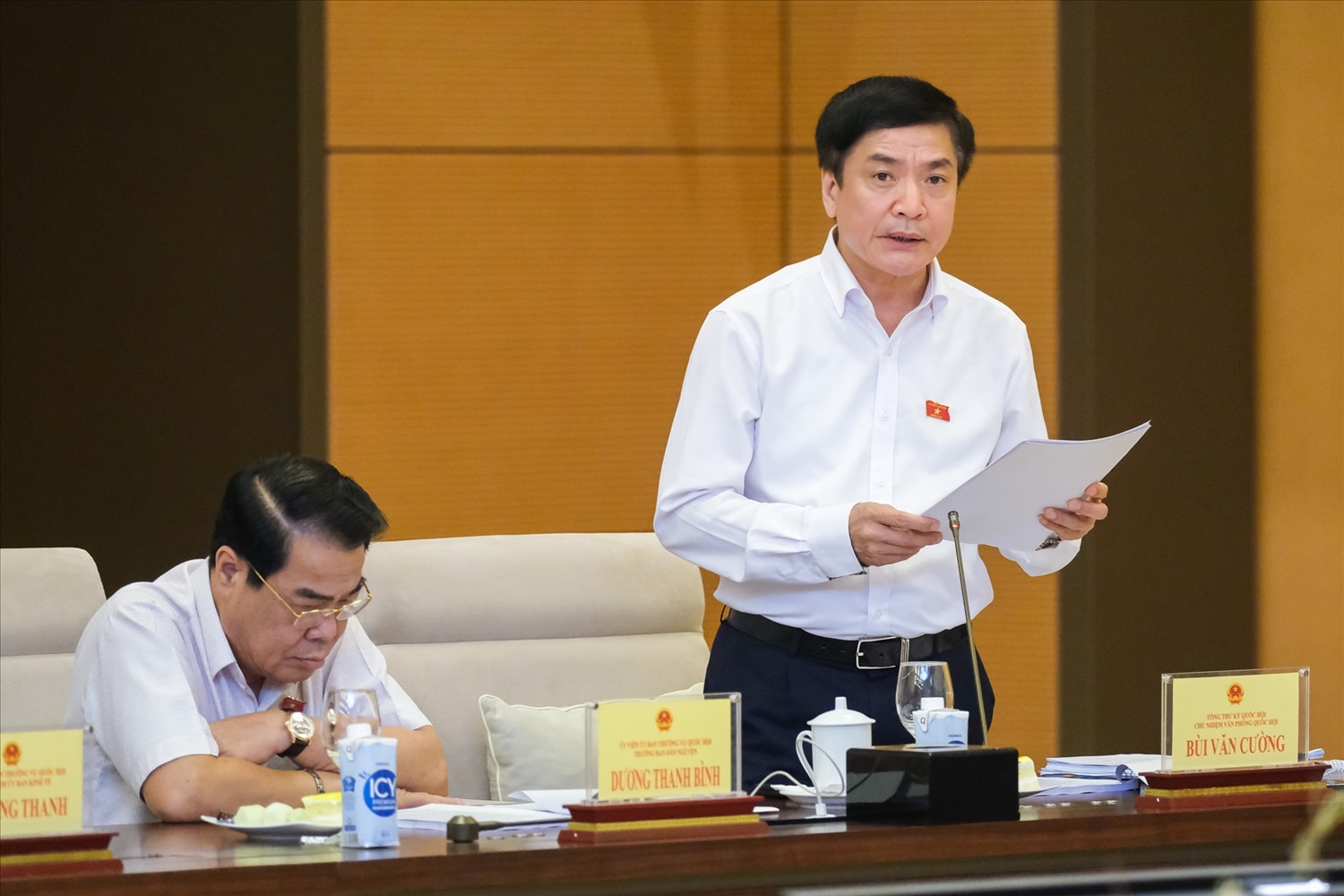 Tổng thư ký, Chủ nhiệm Văn phòng Quốc hội Bùi Văn Cường trình bày báo cáo tại phiên họp