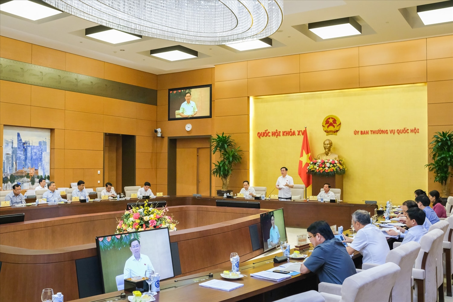 Quang cảnh cuộc họp giao ban giữa lãnh đạo Quốc hội với Thường trực Hội đồng dân tộc và các cơ quan của Quốc hội về đánh giá kết quả công tác 6 tháng đầu năm, nhiệm vụ trọng tâm 6 tháng cuối năm 2022
