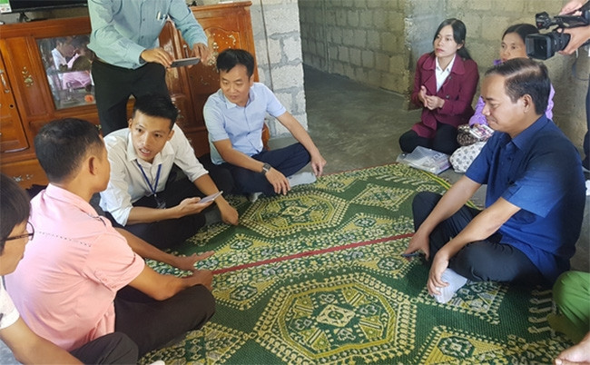 Ông Hồ Xuân Trăng (bìa phải) thăm nắm tình hình, đời sống kinh tế - xã hội vùng đồng bào DTTS và miền núi