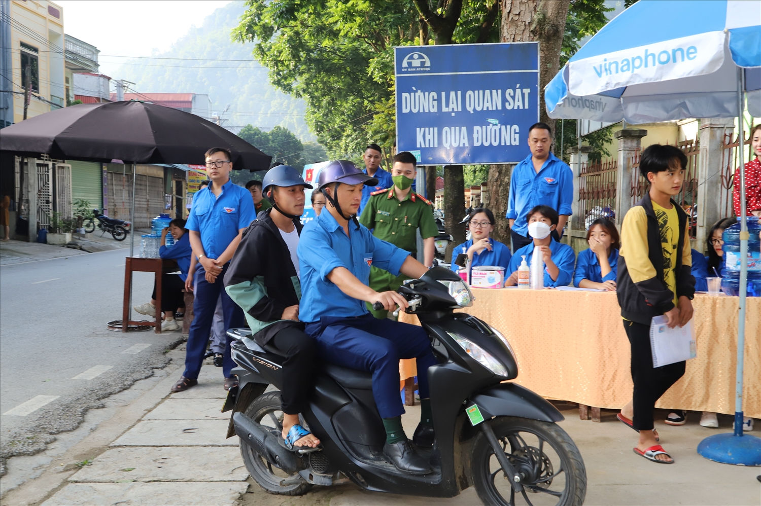Không chỉ tham gia nấu cơm các tình nguyện viên còn hỗ trợ đưa, đón thí sinh tới điểm thi