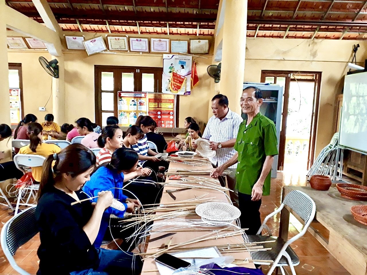 Ông Trần Văn Thanh (áo xanh) tại lớp dạy nghề ngắn hạn tại xã Năng Khả (Na Hang). Ông Trần Văn Thanh (áo xanh) tại lớp dạy nghề ngắn hạn tại xã Năng Khả (Na Hang).