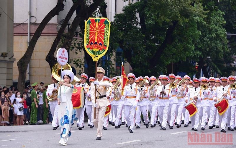 Đoàn nhạc Cảnh sát Việt Nam diễu hành ở phố đi bộ. (Ảnh: THÀNH ĐẠT)