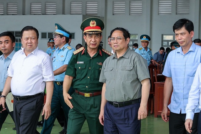 Thủ tướng Phạm Mính khảo sát hiện trường nhằm quyết liệt thúc đẩy tiến độ các dự án nâng công suất sân bay Tân Sơn Nhất - Ảnh: VGP/Nhật Bắc