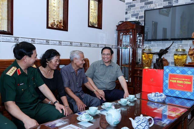 Thủ tướng thăm gia đình thương binh Nguyễn Văn Khởi. Ảnh VGP/Nhật Bắc Thủ tướng thăm gia đình thương binh Nguyễn Văn Khởi. Ảnh VGP/Nhật Bắc