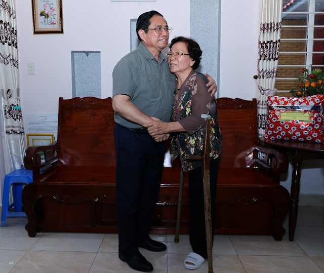 Thủ tướng Phạm Minh Chính và Đoàn công tác đã đến thăm gia đình thương binh Huỳnh Thị Kiển, sinh năm 1948, ngụ tại số 42/7 Trần Việt Châu, khu vực 2, phường An Hòa, quận Ninh Kiều, TP. Cần Thơ. Ảnh: VGP/Nhật Bắc Thủ tướng Phạm Minh Chính và Đoàn công tác đã đến thăm gia đình thương binh Huỳnh Thị Kiển, sinh năm 1948, ngụ tại số 42/7 Trần Việt Châu, khu vực 2, phường An Hòa, quận Ninh Kiều, TP. Cần Thơ. Ảnh: VGP/Nhật Bắc