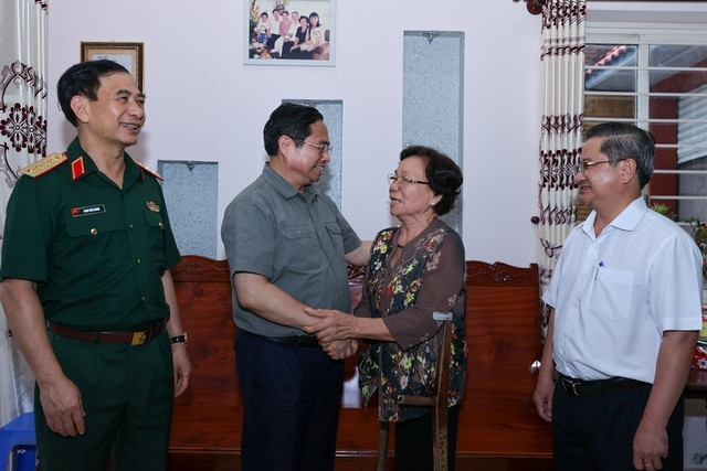 Thủ tướng Phạm Minh Chính thăm hỏi đời sống của thương binh Huỳnh Thị Kiển. Ảnh VGP/Nhật Bắc Thủ tướng Phạm Minh Chính thăm hỏi đời sống của thương binh Huỳnh Thị Kiển. Ảnh VGP/Nhật Bắc