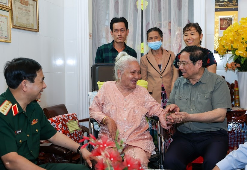 Thủ tướng và Đoàn công tác tới thăm Bà mẹ Việt Nam Anh hùng Lê Thị Bình, ngụ tại số 158/58 Nguyễn Việt Hồng, phường An Phú, quận Ninh Kiều, TP. Cần Thơ. Ảnh: VGP/Nhật Bắc Thủ tướng và Đoàn công tác tới thăm Bà mẹ Việt Nam Anh hùng Lê Thị Bình, ngụ tại số 158/58 Nguyễn Việt Hồng, phường An Phú, quận Ninh Kiều, TP. Cần Thơ. Ảnh: VGP/Nhật Bắc