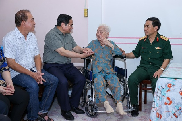 Thủ tướng Phạm Minh Chính thăm hỏi, động viên Bà mẹ Việt Nam Anh hùng Ngô Thị Hai. Ảnh: VGP/Nhật Bắc Thủ tướng Phạm Minh Chính thăm hỏi, động viên Bà mẹ Việt Nam Anh hùng Ngô Thị Hai. Ảnh: VGP/Nhật Bắc