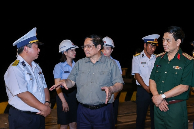 Thủ tướng nghe báo cáo tình hình hoạt động của cảng Cái Cui. Ảnh VGP/Nhật Bắc Thủ tướng nghe báo cáo tình hình hoạt động của cảng Cái Cui. Ảnh VGP/Nhật Bắc