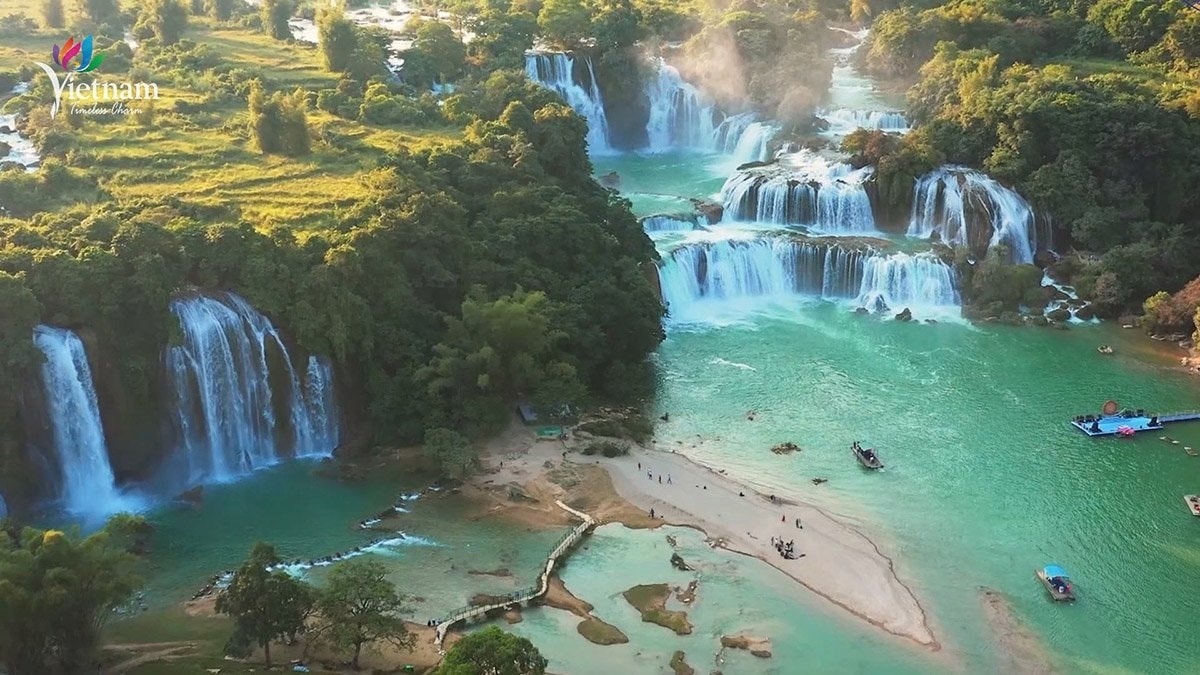 Thác Bản Giốc đẹp tựa tranh vẽ