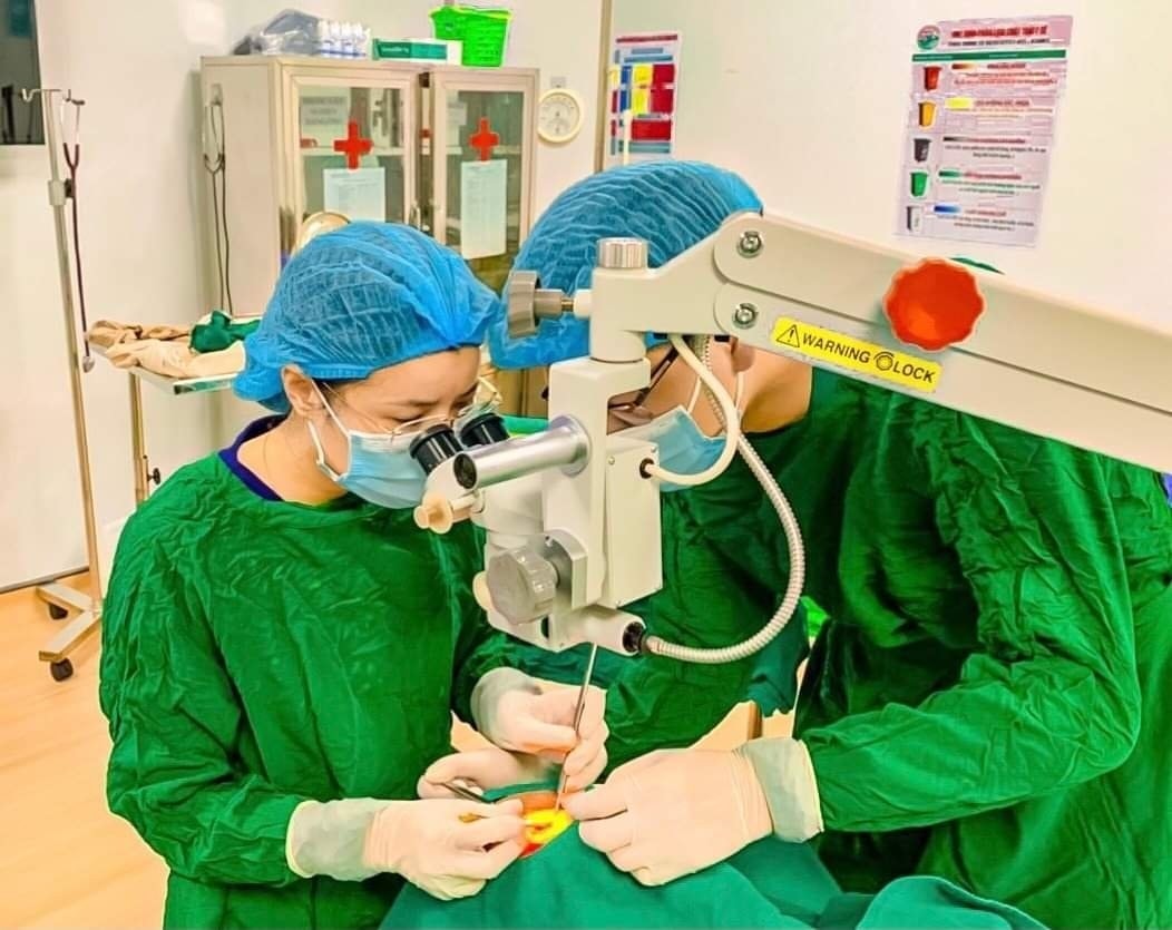 Bác sĩ Bệnh viện Đa khoa Trường Đức thăm khám cho bệnh nhân.