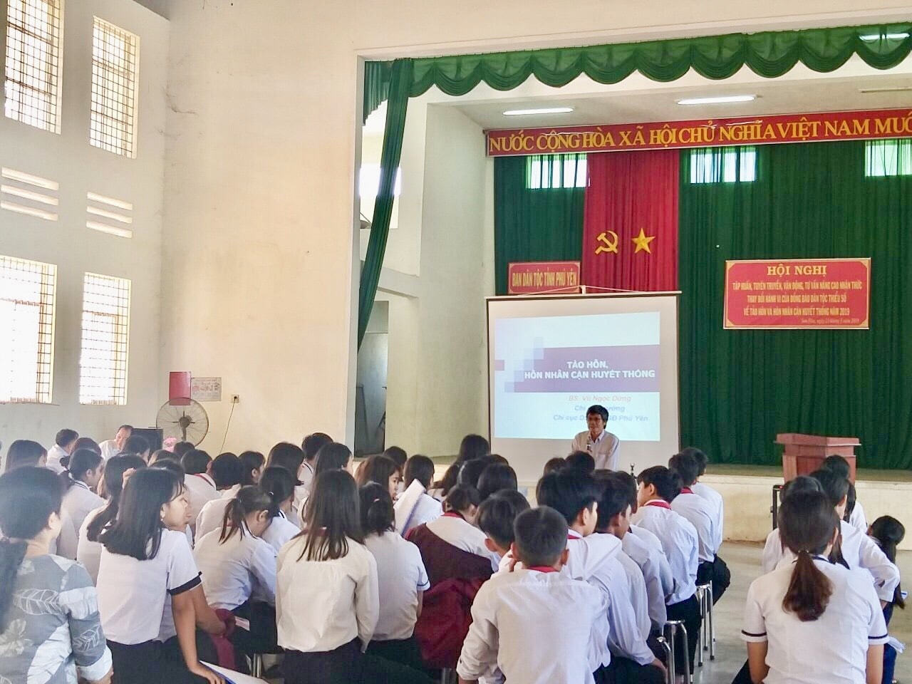 Một buổi tuyên truyền phổ biến kiến thức về phòng chống tảo hôn và hôn nhân cận huyết thống cho học sinh