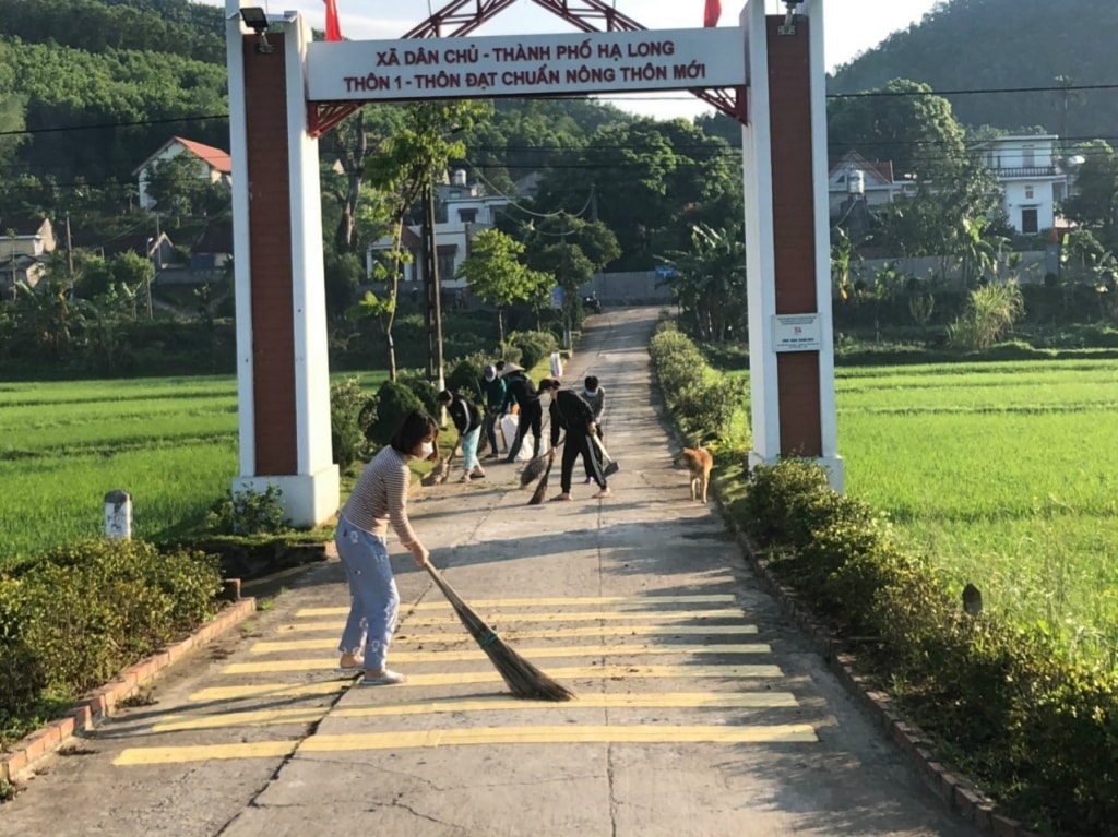 Bà con nhân dân thôn 1, xã Dân Chủ, TP Hạ Long dọn vệ sinh môi trường ngày 