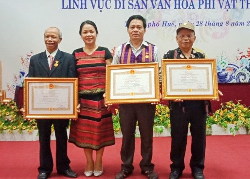 Già làng Hồ Văn Hạnh (ngoài cùng bên trái) thôn Ân Triêng, xã Hồng Trung, A Lưới  chụp ảnh lưu niệm tại buổi lễ trao tặng danh hiệu “Nghệ nhân ưu tú” năm 2019)