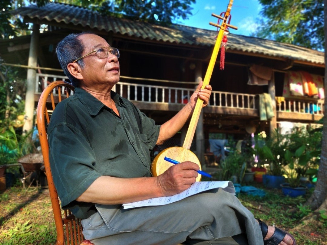 Nhạc sĩ Tăng Thình bên cây đàn tính và những điệu then Nhạc sĩ Tăng Thình bên cây đàn tính và những điệu then
