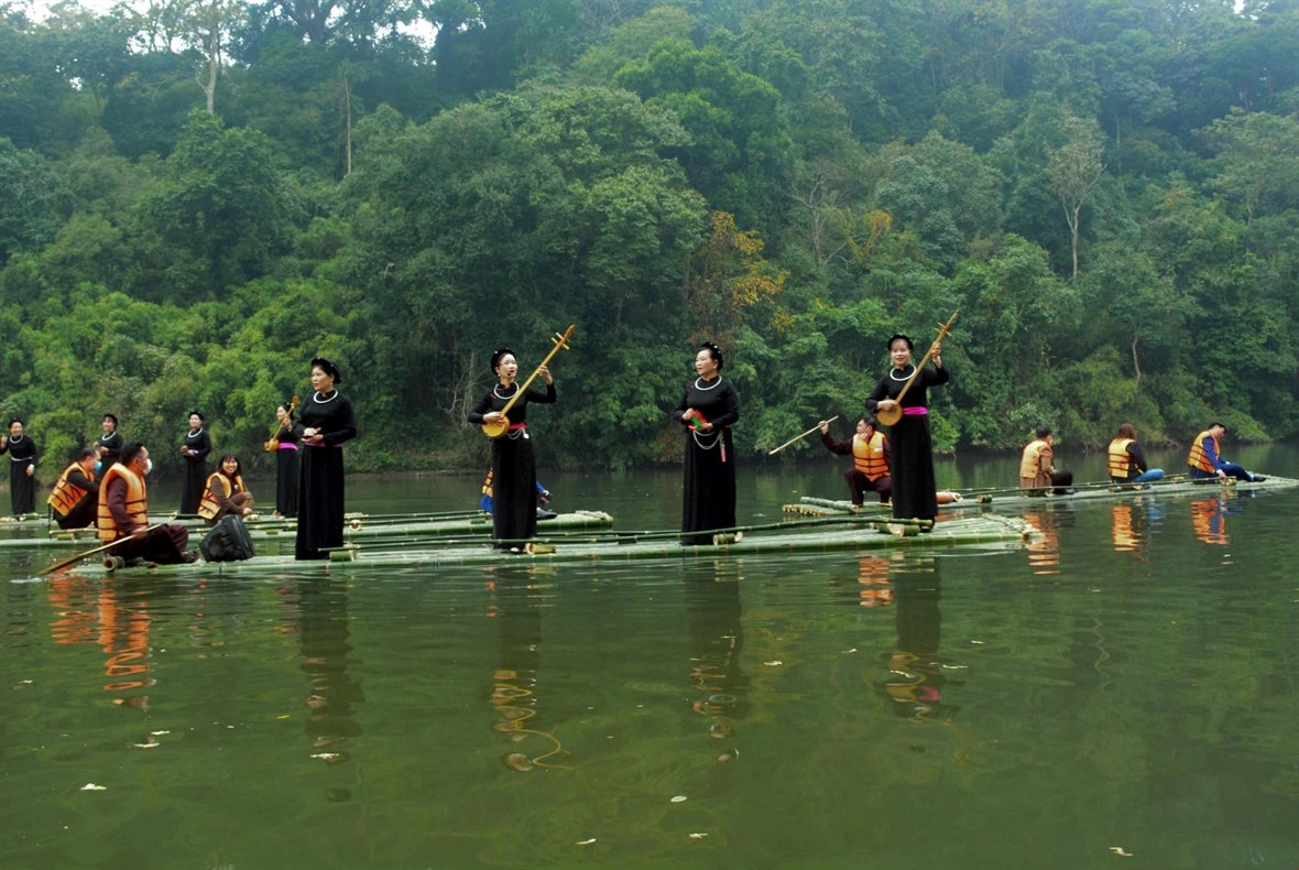 Bài then của nhạc sĩ Tăng Thình được các nghệ nhân đàn hát trên hồ Nà Nưa Bài then của nhạc sĩ Tăng Thình được các nghệ nhân đàn hát trên hồ Nà Nưa