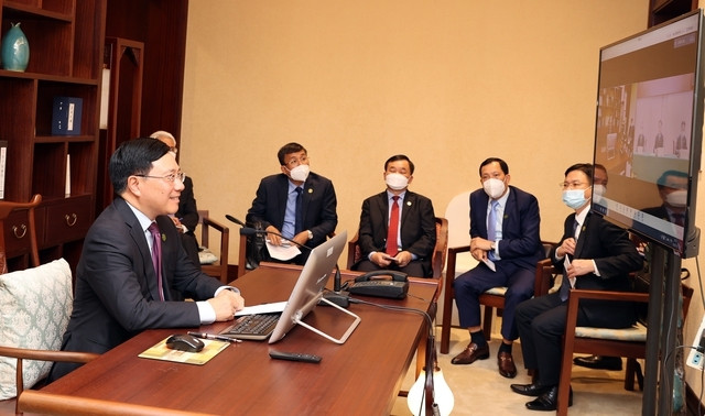 Phó Thủ tướng Thường trực Phạm Bình Minh gặp trực tuyến đồng chí Lưu Ninh, Bí thư Đảng ủy Khu tự trị dân tộc Choang Quảng Tây, Trung Quốc - Ảnh: VGP/Hải Minh