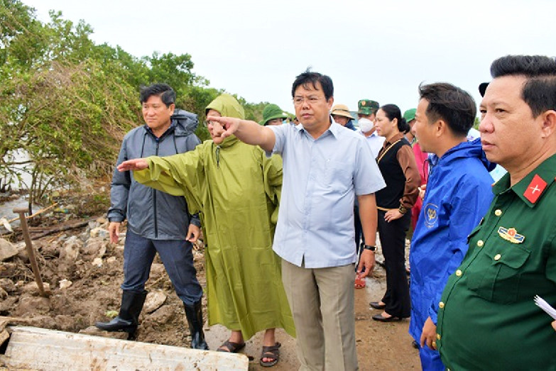 Bí thư Tỉnh ủy Cà Mau Nguyễn Tiến Hải (người đứng giữa áo trắng) kiểm tra sạt lở đê biển Tây Bí thư Tỉnh ủy Cà Mau Nguyễn Tiến Hải (người đứng giữa áo trắng) kiểm tra sạt lở đê biển Tây