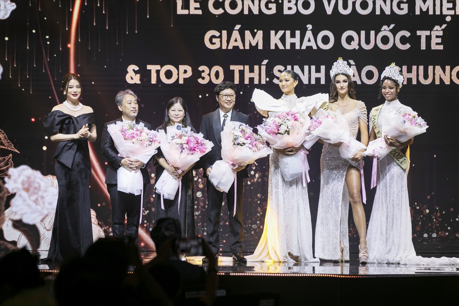 Ban Tổ chức Giới thiệu và tặng hoa các thành viên Ban Giám khảo của đêm Chung kết cuộc thi Hoa hậu các dân tộc Việt Nam 2022 Ban Tổ chức Giới thiệu và tặng hoa các thành viên Ban Giám khảo của đêm Chung kết cuộc thi Hoa hậu các dân tộc Việt Nam 2022