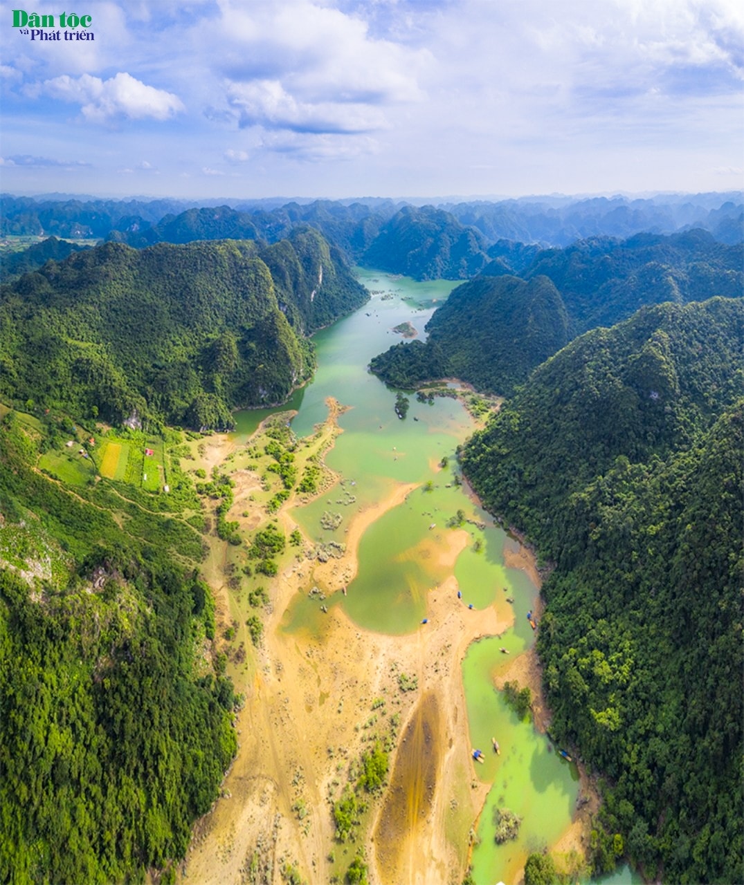Thảo nguyên Đồng Lâm nằm cách Hà Nội hơn 120km, nối tiếng với vùng đồng cỏ rộng lớn gần 100ha, bao quanh bởi những dải núi đá vôi hùng vĩ là điểm đến đã rất quen thuộc của du khách khi đến với Lạng Sơn