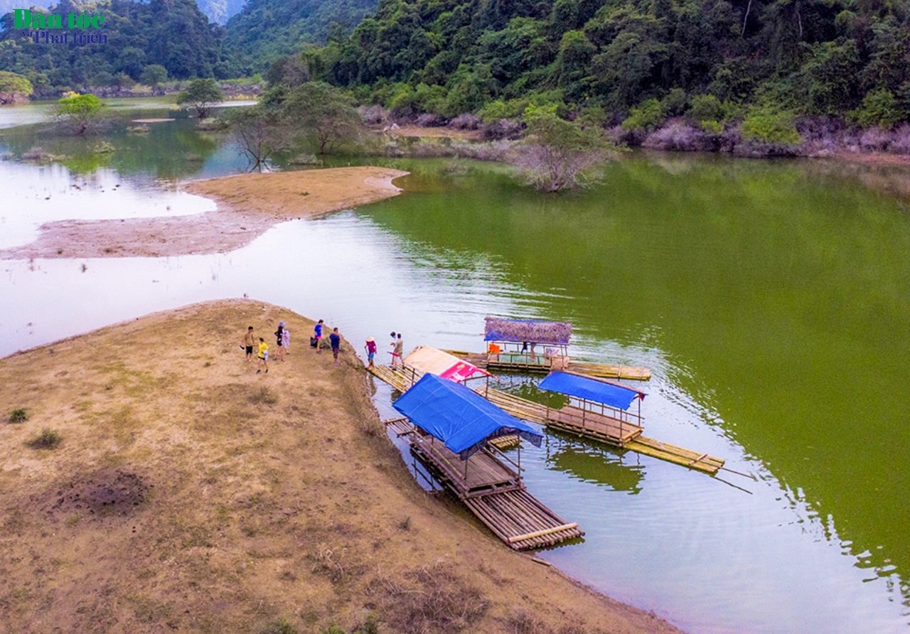 Du khách rất thích thú với hoạt động thuê bè đi trên đồng cỏ chìm trong nước tham quan, với giá 200.000 đồng/giờ/bè, mỗi bè có thể chở 5 - 6 người. Trung bình 1 chuyến dạo quanh thung lũng kéo dài khoảng 1 giờ 30 phút.