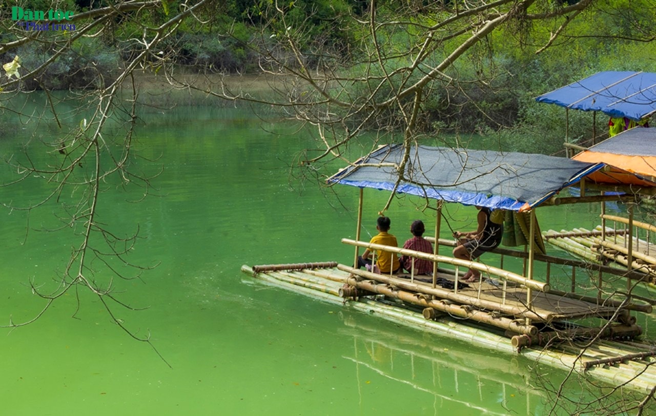 Du khách về tham quan Đồng Lâm có thể trải nghiệm câu cá trên bè mảng