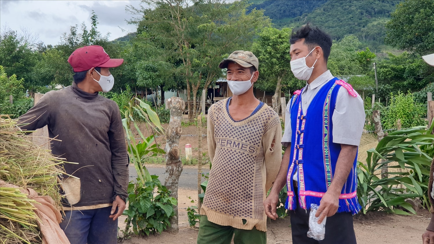Trưởng thôn Yôh (bên phải) là một tấm gương sống tốt đời đẹp đạo của làng A Lao (xã Lơ Pang, huyện Mang Yang, Gia Lai)