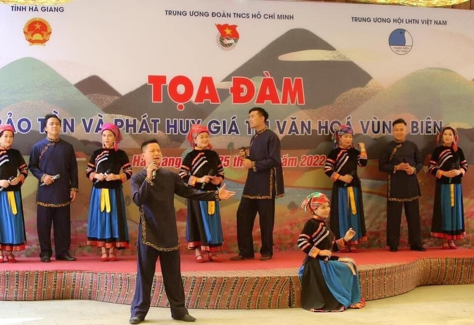 Ca sĩ Xin Trọng Tuyên biểu diễn ca khúc cùng đồng bào dân tộc Pu Péo (Hà Giang) Ca sĩ Xin Trọng Tuyên biểu diễn ca khúc cùng đồng bào dân tộc Pu Péo (Hà Giang)