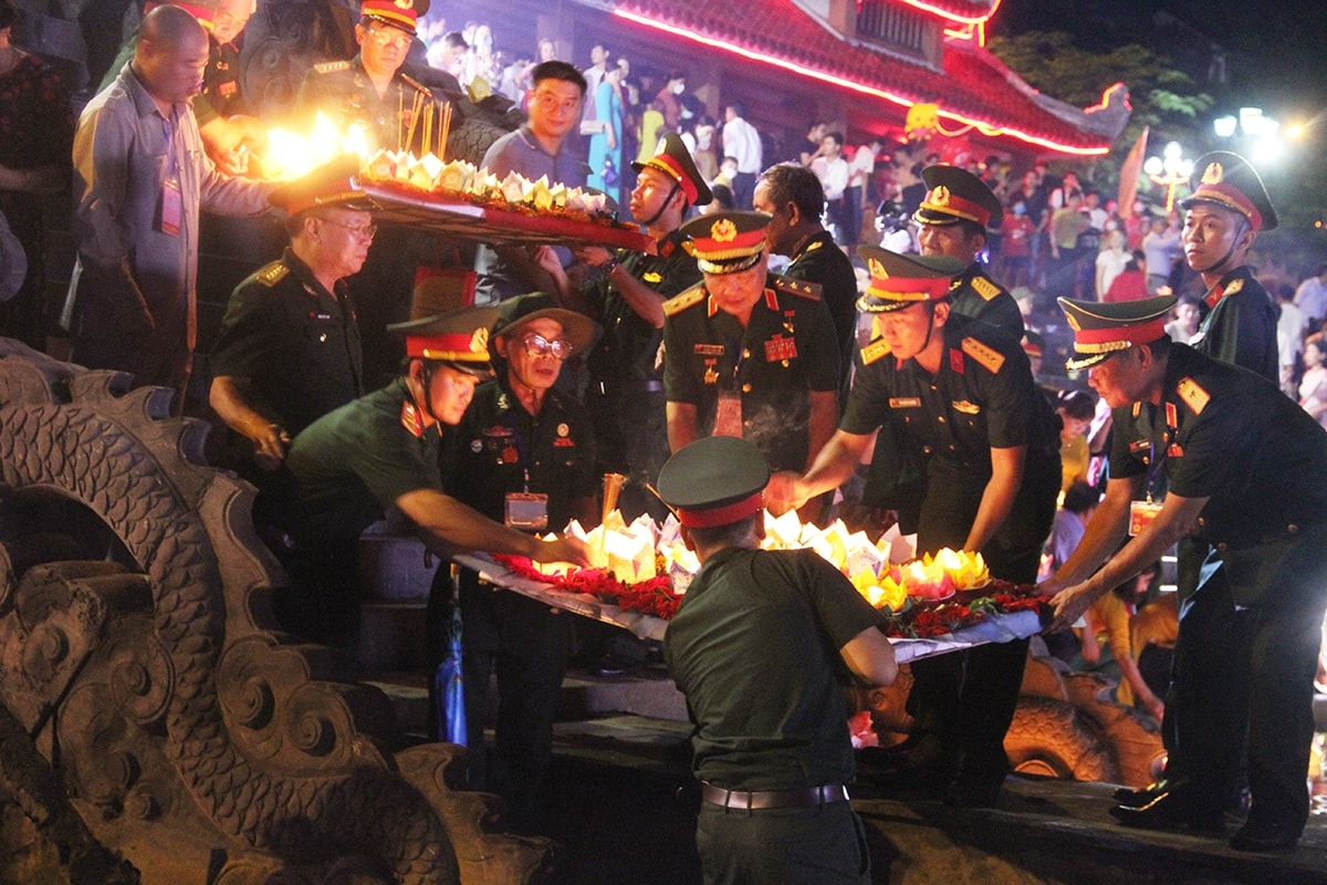 Cựu binh Thành cổ kết bè hoa đăng, thả trên dòng sông Thạch Hãn tri ân và tưởng nhớ các Anh hùng liệt sĩ Cựu binh Thành cổ kết bè hoa đăng, thả trên dòng sông Thạch Hãn tri ân và tưởng nhớ các Anh hùng liệt sĩ