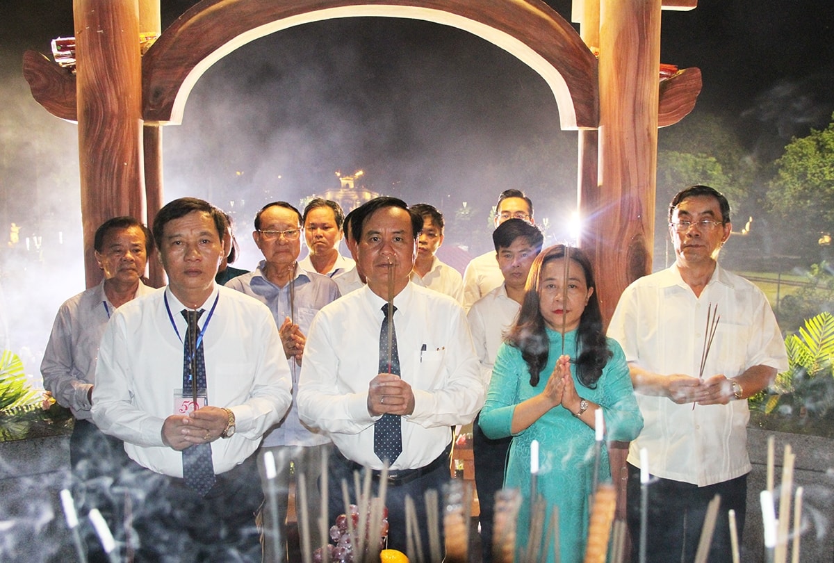 Lãnh đạo tỉnh Quảng Trị cùng các đại biểu, thân nhân gia đình liệt sĩ dâng hương tri ân Lãnh đạo tỉnh Quảng Trị cùng các đại biểu, thân nhân gia đình liệt sĩ dâng hương tri ân