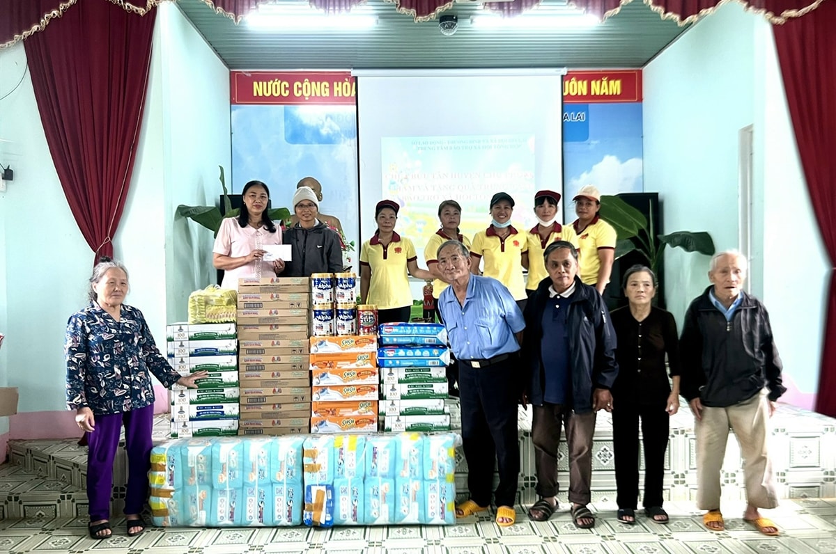Đoàn từ thiện của ca sỹ Thư Kỳ thăm và tặng quà trẻ em DTTS, người già cô đơn tại Trung tâm Bảo trợ xã hội tỉnh Gia Lai 