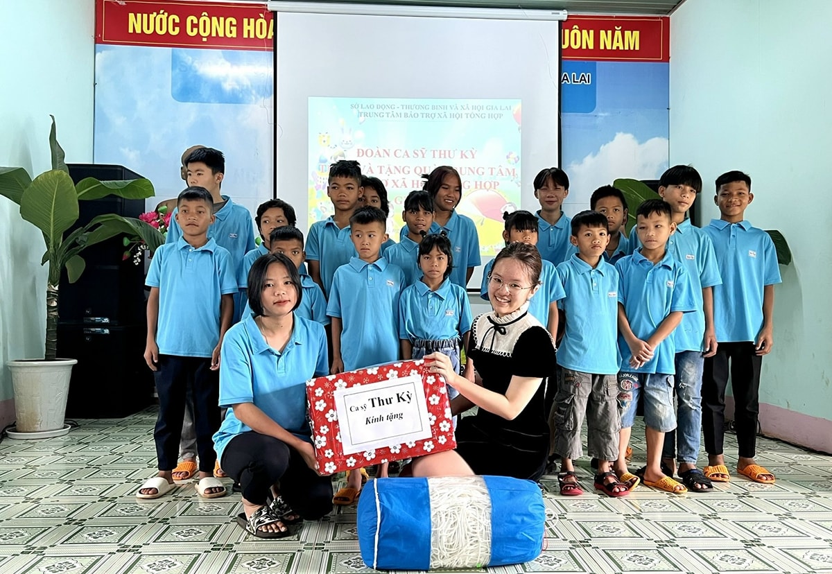 Đoàn từ thiện trao quà cho trẻ em DTTS tại Trung tâm Bảo trợ xã hội tỉnh Gia Lai