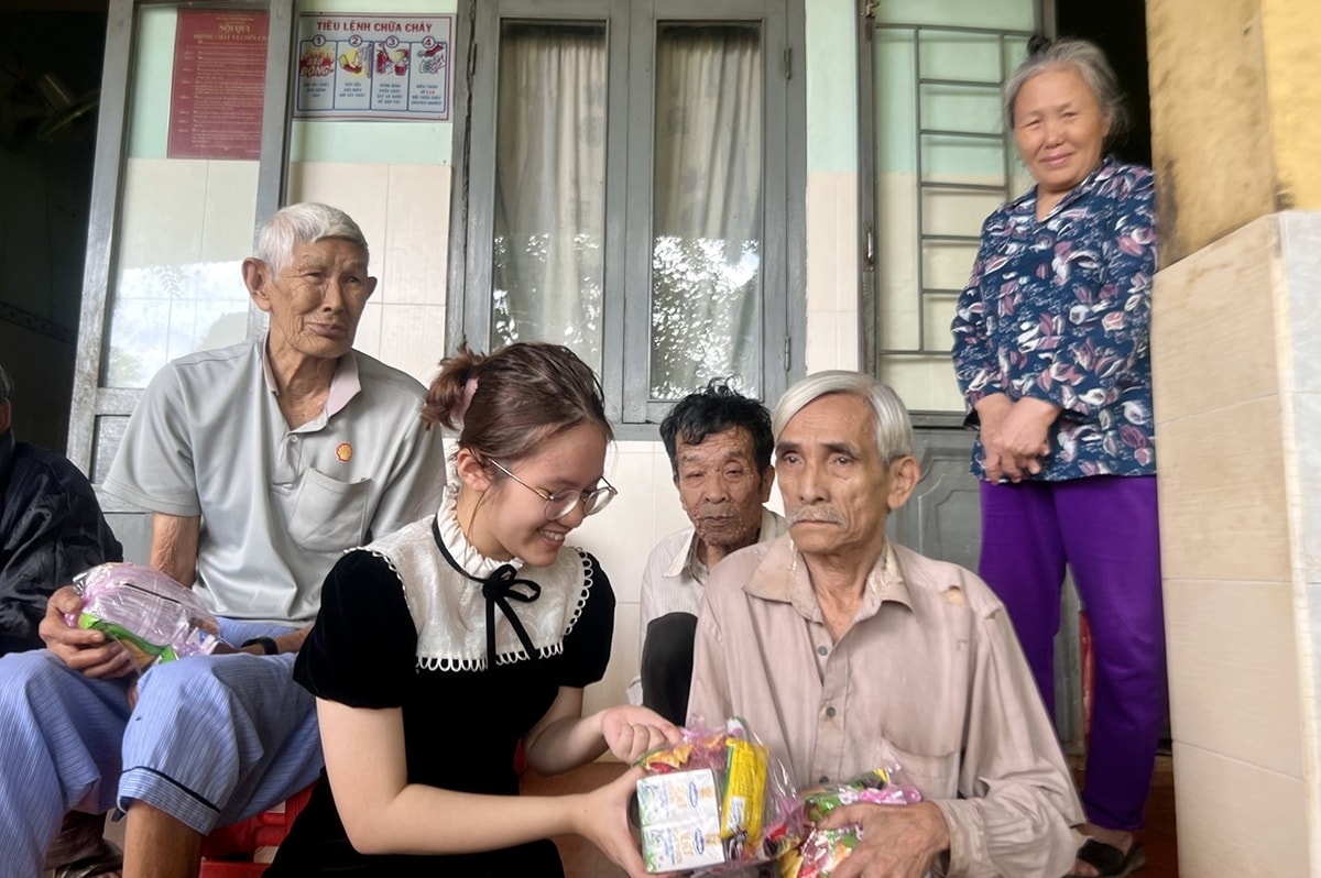 Đoàn từ thiện ân cần thăm hỏi, tặng quà người già cô đơn, tâm thần