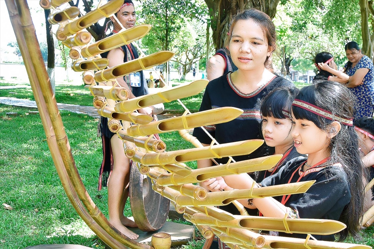 Chị R’Com H’Sonh và những em nhỏ Ba Na đều  lớn lên từ những làn điệu dân ca Ba Na, âm thanh của những  nhạc cụ làm từ tre, nứa quen thuộc