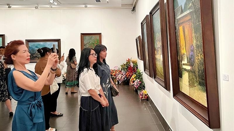 Khán giả tham quan triển lãm 
