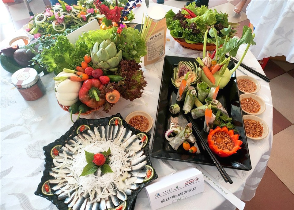 Món gỏi cá trích với rau củ Đà Lạt do đầu bếp chuyên nghiệp Phú Quốc thực hiện. Ảnh: LT