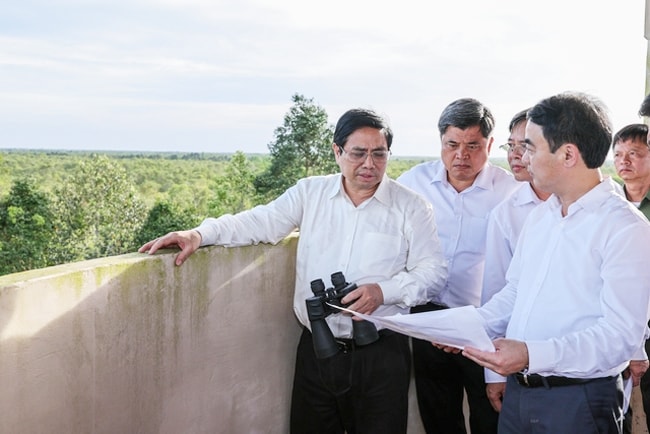 Sau khi nghe báo cáo và khảo sát thực địa, Thủ tướng đề nghị tỉnh tìm nhà đầu tư có tiềm lực, kinh nghiệm để phát huy, khai thác các yếu tố tự nhiên của Khu bảo tồn nhằm phát triển du lịch sinh thái tại các khu vực theo quy định của pháp luật. (Ảnh: VGP/Nhật Bắc)