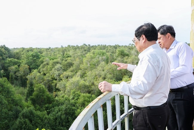 Thủ tướng lưu ý việc phát triển du lịch và các hoạt động kinh tế - xã hội theo hướng xanh, bền vững, bảo vệ nghiêm ngặt, bảo tồn nguyên vẹn vùng lõi Khu bảo tồn theo đúng quy định, giảm thiểu tối đa tác động tiêu cực của con người tới thiên nhiên và hệ sinh thái nơi đây. (Ảnh: VGP/Nhật Bắc)