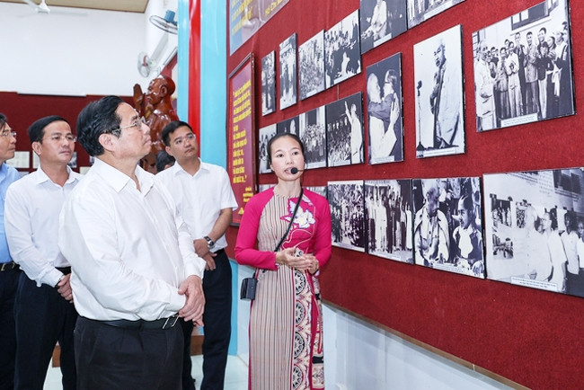 Thủ tướng và đoàn công tác tham quan phòng trưng bày một số hình ảnh và kỷ vật về cuộc đời, sự nghiệp Chủ tịch Hồ Chí Minh. (Ảnh: VGP/Nhật Bắc) Thủ tướng và đoàn công tác tham quan phòng trưng bày một số hình ảnh và kỷ vật về cuộc đời, sự nghiệp Chủ tịch Hồ Chí Minh. (Ảnh: VGP/Nhật Bắc)