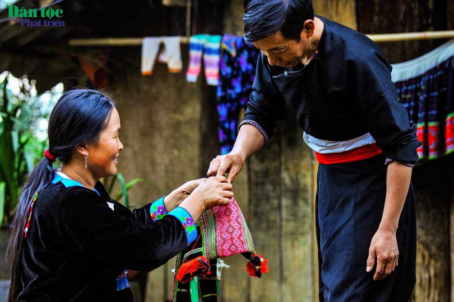 Những tấm vải lanh hoàn thành sẽ được mang ra chợ bán, hoặc may thành áo, váy. Mỗi sản phẩm chứa bao điều trân quý, nó là sự hội tụ, kết dệt tinh hoa, linh hồn của mỗi dân tộc là tình cảm gửi trao dưới mỗi nếp nhà...